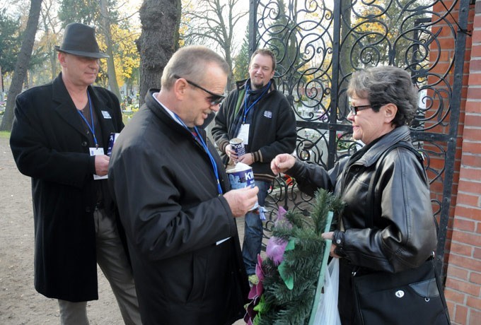 Zaduma w ciszy i jesiennym słońcu