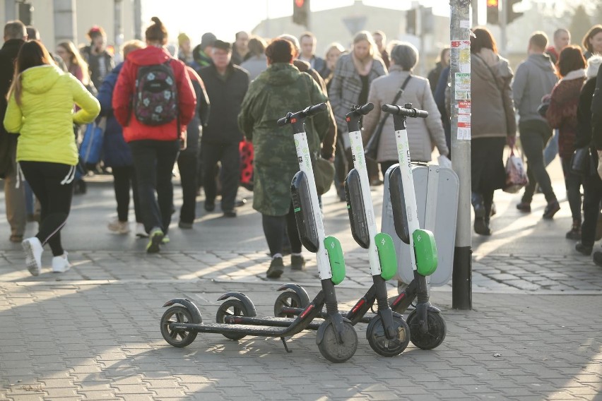 Ustawa zobowiązuje użytkownika hulajnogi, by zaparkował ją w...