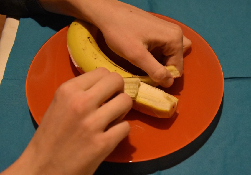 Po umyciu banany należy obrać ...