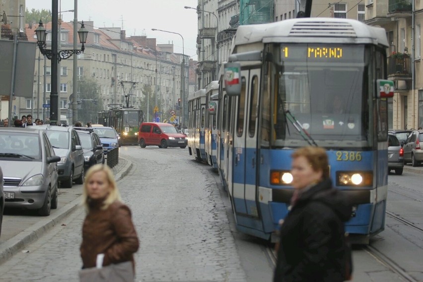 Wrocław: Wypadek na skrzyżowaniu Nowowiejskiej i Żeromskiego [ZDJĘCIA]