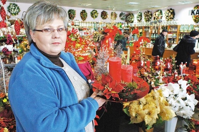 Halina Kołacz z kwiaciarni "Centrum&#8221; w Koszalinie prezentuje stroik ze świeczkami, który może być prawdziwą ozdobą każdego świątecznego stołu. 