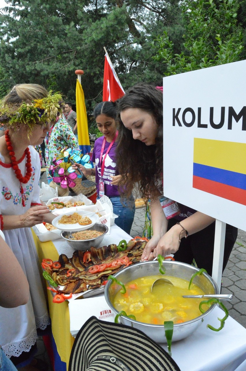 Myślenice. Spróbuj świata, czyli jak smakują Międzynarodowe Małopolskie Spotkania z Folklorem