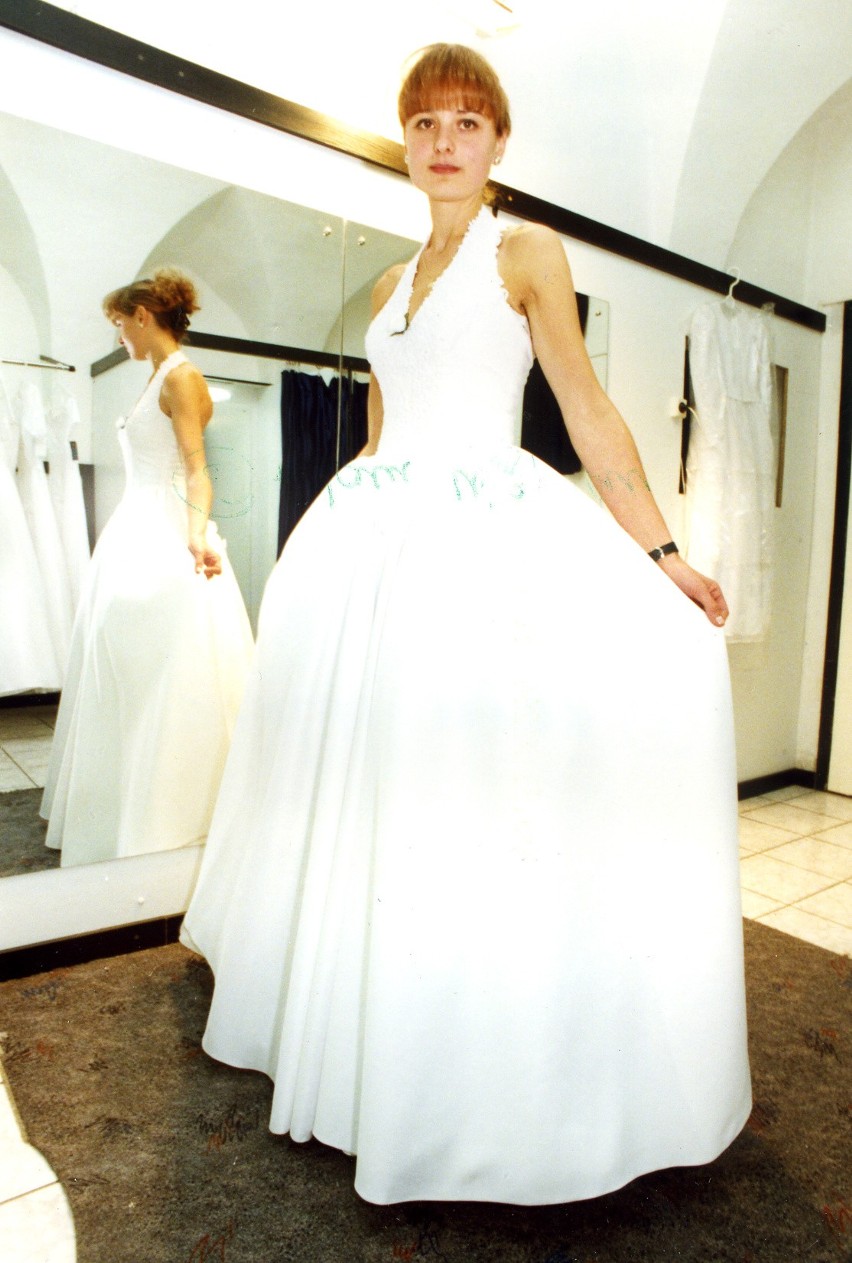 Moda ślubna lata 90. W takich sukniach kobiety wychodziły za mąż w latach 90. [ZDJĘCIA] 