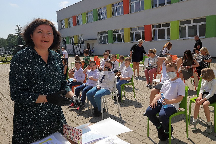 Jak uczniowie odbierają świadectwa? Zdjęcia ze Szkoły...