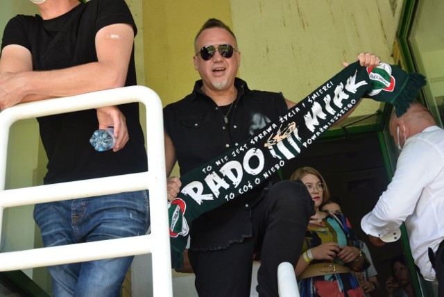 Radomiak walczył z Wartą Poznań o awans do PKO Ekstraklasy Na stadionie w Grodzisku Wielkopolskim nie mogło zabraknąć znanych osobistości Naszych piłkarzy wspierał między innymi prezydent Radosław Witkowski, znany piosenkarz Szymon Wydra. Nie moglo też zabraknąć Sławomir Stempniewskiego, prezesa radomskiego klubu.