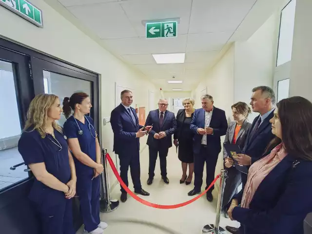 Otwarcie wyremontowanego oddziału wewnętrznego szpitala w Grójcu. Więcej na kolejnych zdjęciach.