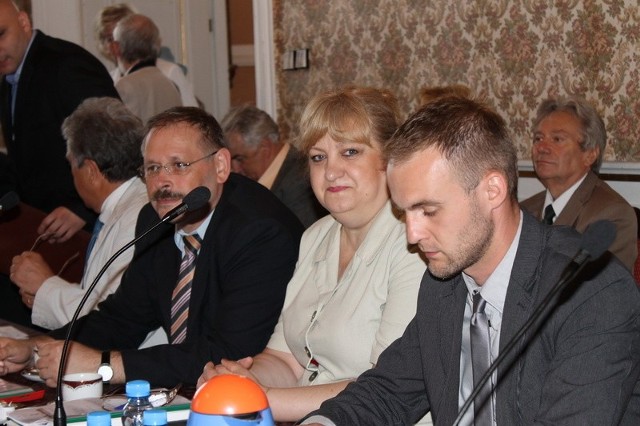Zbigniew Białkowski (z lewej) i Danuta Kozłowska badali delegacje burmistrza od 2008 do 2012 roku. Wraz z zespołem wykryli poważne nieprawidłowości w dokumentacji. Obok nich radny Krystian Marchewka.