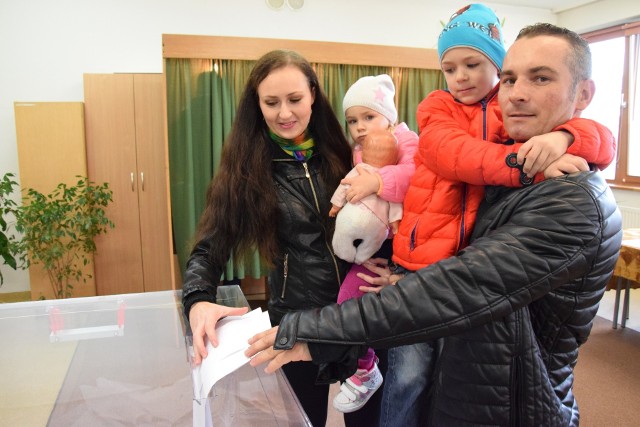 Wybory samorządowe 2018 w Oleśnie. Jak głosować, to całą rodziną! Na zdjęciu Barbara i Roman Wróblowie razem z dziećmi: 3-letnią Mają i 7-letnim Jakubem.