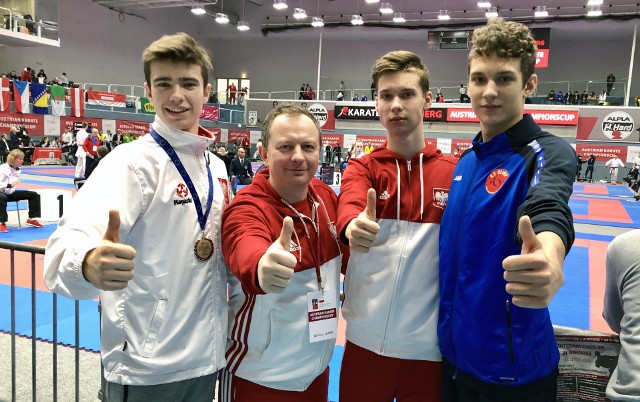 Trener Maciej Gawłowski i jego podopieczni