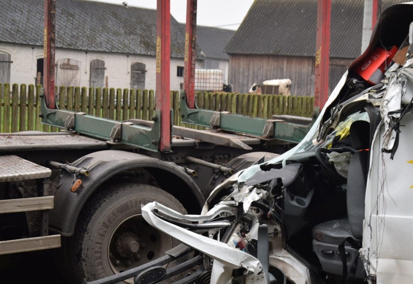 Wypadek w Andrzejkach-Tyszkach (gmina Czerwin). 30.09.2021 zderzyły się dwa pojazdy: bus oraz samochód ciężarowy. Zdjęcia
