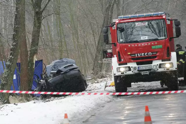 W Rossoszycy kobieta wjechała w przydrożne drzewo. Śmiertelny wypadek na DW 710 w gminie Warta miał miejsce 19 marca.CZYTAJ DALEJ >>>>