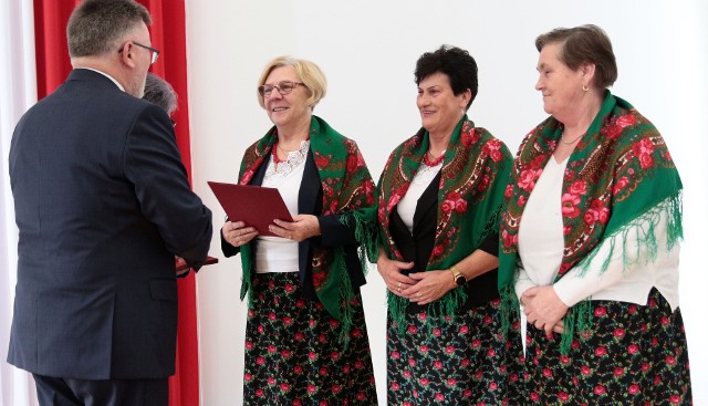 Wśród wyróżnionych tytułem „Zasłużeni dla Powiatu Grudziądzkiego” jest Koło Gospodyń Wiejskich w Szembruczku w gm. Rogóźno: Teresa Marszałek (pierwsza od lewej), Gabriela Jagusiak i Teresa Wódka.