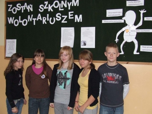 Uczniowie klasy szóstej D z tarnobrzeskiej "trójki&#8221; promują ideę wolontariatu na własnoręcznie wykonanej tablicy.