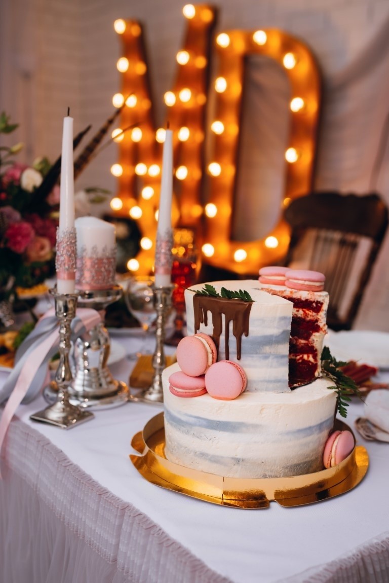 Tort weselny - pomysł na ładne ciasto. Modny tort na wesele. Jaki tort wybrać na wesele? Piękne propozycje na weselne słodkości 