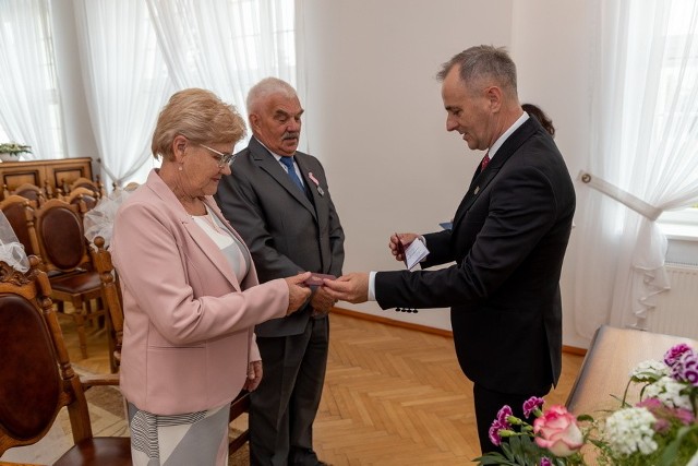 W Urzędzie Stanu Cywilnego w Sępólnie 50-lecie małżeństwa świętowali Elżbieta i Szczepan Malczewscy z Iłowa