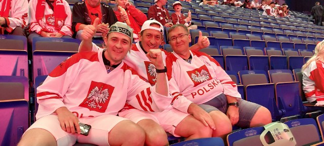 Kibice reprezentacji Polski na naszym pierwszym meczu w MŚ elity z Łotwą opanowali Ostrawę  Zobacz kolejne zdjęcia. Przesuwaj zdjęcia w prawo - naciśnij strzałkę lub przycisk NASTĘPNE
