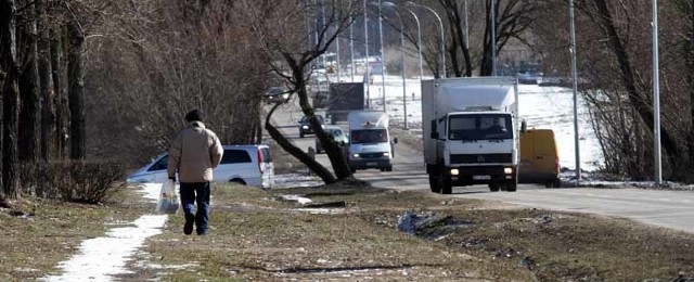 Od ronda z ulicą Dolistowską na ulicy 27 Lipca nie ma chodnika. Są też miejsca, gdzie piesi muszą iść jezdnią.