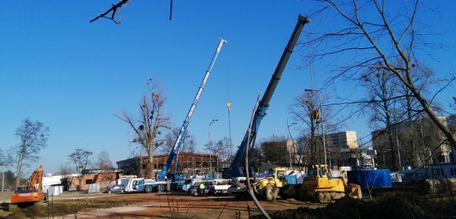 W Łodzi są już zasadnicze elementy 650-tonowej maszyny TBM - mechanicznego kreta o średnicy o 8,76 metów i 95 metrach długości. Dojechała ponad połowa wszystkich ciężkich elementów. W kolejnych dniach od producenta z Niemiec do Polski wyruszą ostatnie transporty.Czytaj, zobacz ZDJĘCIA na kolejnych slajdach 