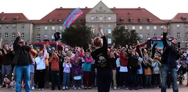 Refren w języku migowym wykonało 276 osób. Jest to rekord Polski.