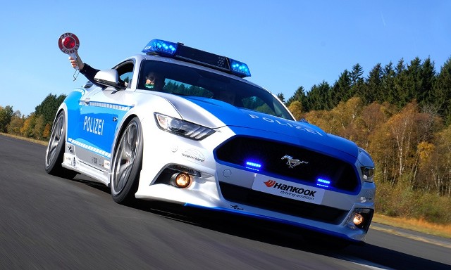 Policyjnego Mustanga stworzyli eksperci od tuningu z firmy Wolf Racing. Pod maską pracuje pięciolitrowa V-ósemka której moc podniesiono z 421 do 455 KM.