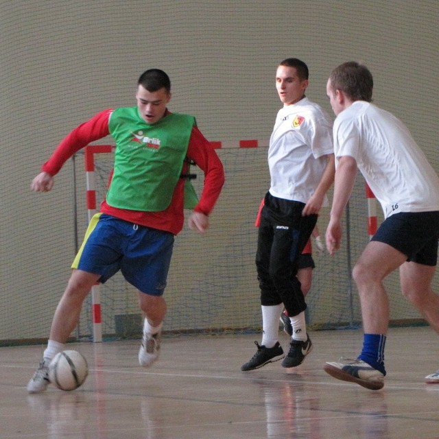 Zagrania piłkarza KS Ostrovia Patryka Gromka (pierwszy z lewej) kilka razy wzbudzały najwyższe uznanie. Z lewej zwycięzcy turnieju, reprezentanci Czyżewa.