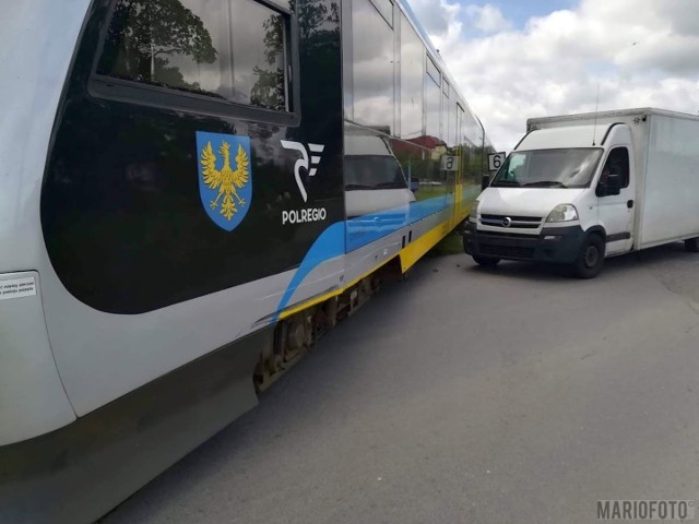 Jak wynika z pierwszych ustaleń policjantów, kierowca dostawczego opla nie zachował ostrożności i wjechał w bok pociągu relacji Opole - Kluczbork