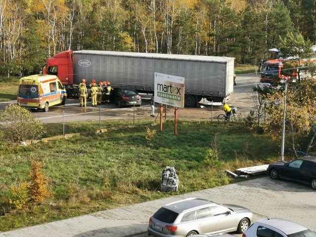 W Chmielnikach doszło do zderzenia osobówki z ciężarówką. Droga jest nieprzejezdna.