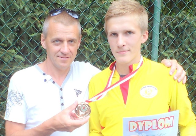 Damian Sator z buskiego klubu Słoneczko - na zdjęciu z trenerem Zdzisławem Perepiczko - został mistrzem Polski juniorów w biegach górskich.