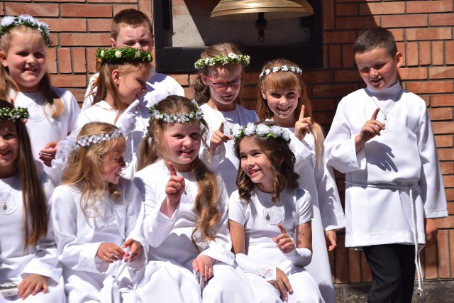 I Komunia św. w parafii św. o. Pio w Tychach-Makołowcu rozpoczęła się o godz. 11 w niedzielę, 13 maja. Przystąpiło do niej 19 dzieci. Komunijnej mszy przewodniczył ks. proboszcz Dariusz Gadomski, który trzy godziny później, na mszy o czternastej, świętował srebrny jubileusz swojego kapłaństwa