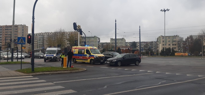 Wypadek u zbiegu al. Wyszyńskiego i ul. Retkińskiej. Zderzyły się dwa samochody