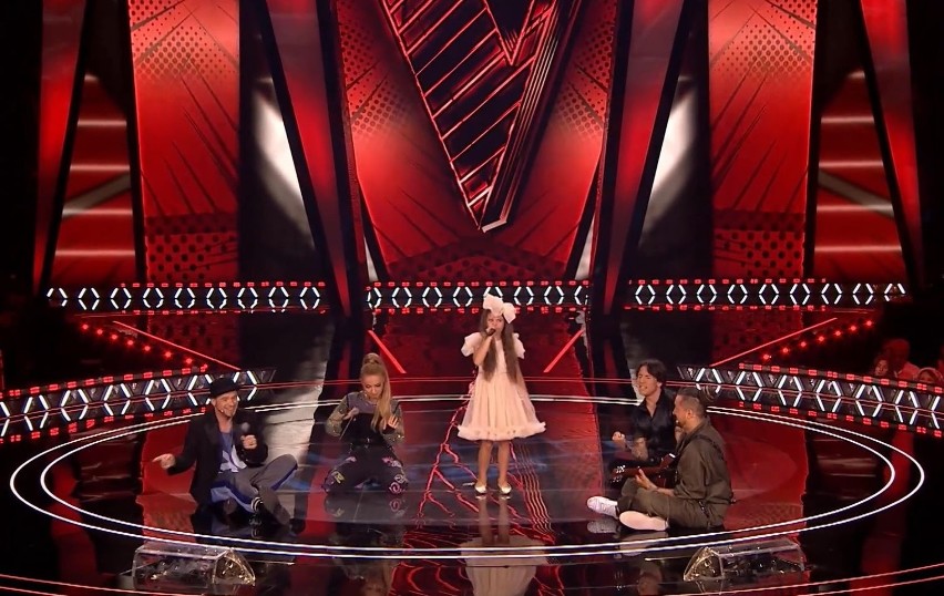Pola Jakubczyk w The Voice Kids. 9-latka z Kielc zaskoczyła trenerów, a potem... zaśpiewała razem z nimi