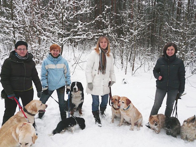 Białostockie dogoterapeutki (od lewej): Małgorzata Pietraszewska, Anna Dojlida-Jurczak, Zofia Pietruczuk i Gabriela Drwięga. Towarzyszą im psy różnych ras, uczestniczące w zajęciach dogoterapii.