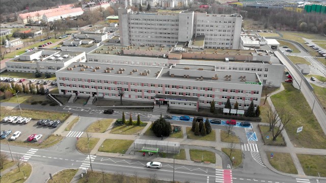 100 tys. zł trafiło 8 kwietnia do Poznania. Środki pozwolą na zakup odzieży ochronnej dla pracowników miejskiego szpitala zakaźnego. Wsparcie finansowe dla miasta zapewnił węgierski deweloper Cordia i grupa dewelopersko-inwestycyjna Futureal.