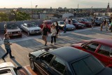 Bydgoskie Klasyki w Noc Muzeów. Sprawdź, jakie zabytkowe pojazdy zaparkowały na parkingu przy ul. Grudziądzkiej