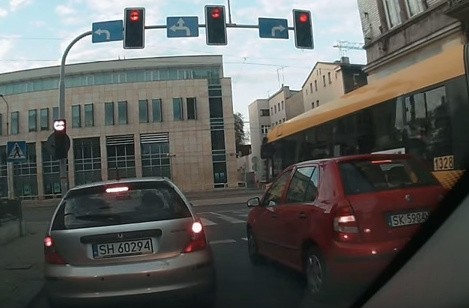 Przejazd autobusu na czerwonym świetle w Katowicach