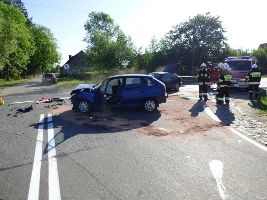 Wypadek w Stołcznie na drodze krajowej nr 25. Cztery osoby poszkodowane [ZDJĘCIA]