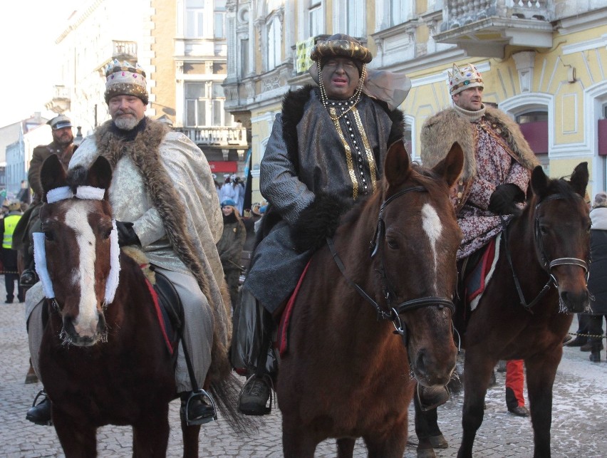 Orszak Trzech Króli 2017 w Radomiu. Przy szopce oddaliśmy pokłon Jezusowi  