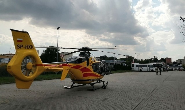 Śmigłowiec ratowniczy wylądował na dworcu autobusowym w Wieluniu w poniedziałek 16 sierpnia. Przyleciał po pracownika jednego z okolicznych sklepów, który był reanimowany