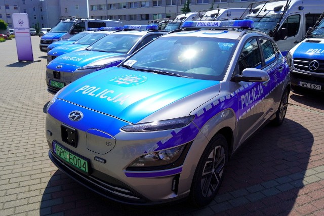 Jeden z czterech elektrycznych radiowozów marki Hyundai e-Kona, zakupionych za środki policji i WFOŚiGW przekazany został do Komendy Powiatowej Policji w Inowrocławiu