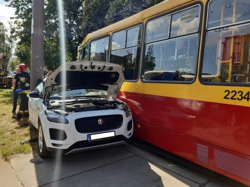 Na miejscu interweniowała policja oraz 3 zastępy strażaków...