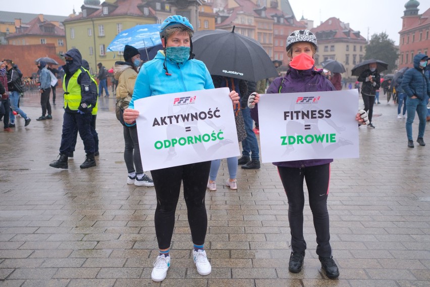 Spontaniczny protest branży fitness w Warszawie. "100 tysięcy miejsc pracy jest na szali"