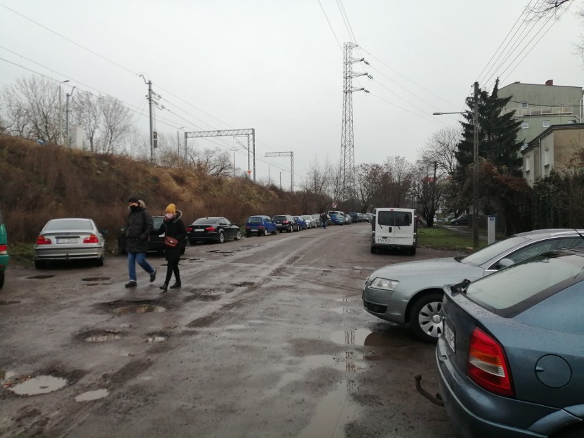Obecnie przy ul. św. Wawrzyńca samochody parkują po obu...