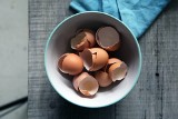 Czy można jeść skorupki jajek? Zmiel je na uniwersalny proszek, który odżywi rośliny i sprawi, że kawa będzie mniej gorzka