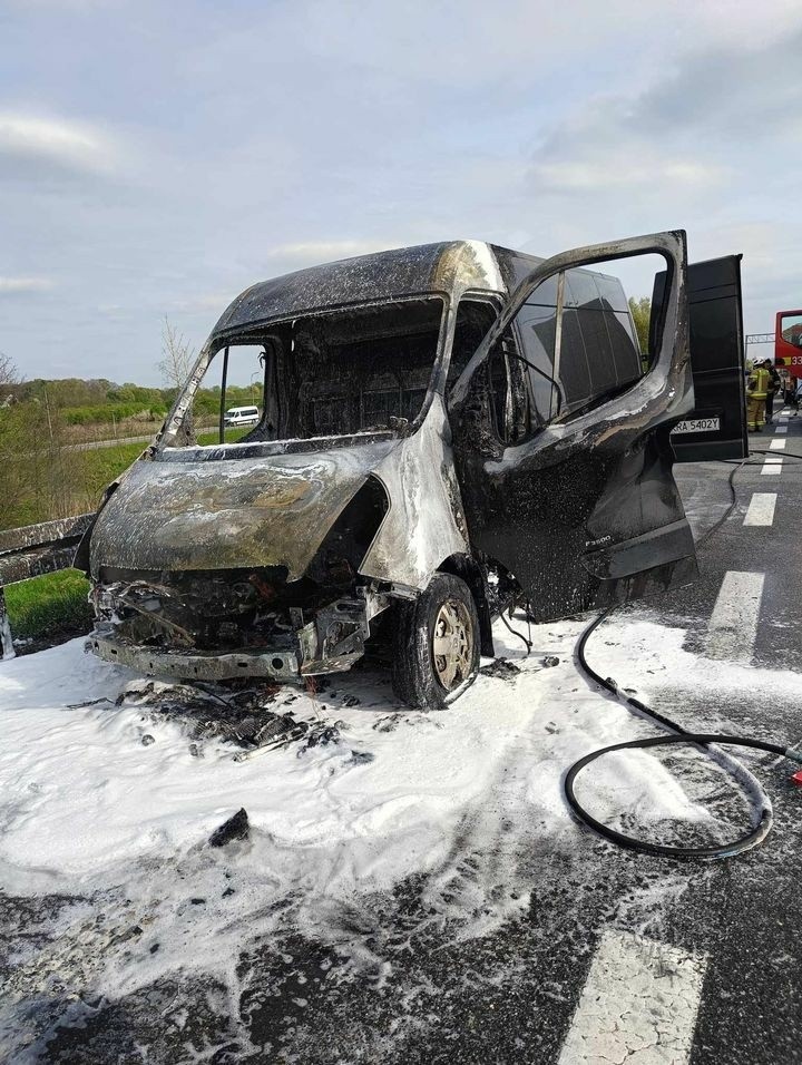 Pożar samochodu na autostradzie A4 od Krakowem. Spłonął pojazd dostawczy. Zablokowany jeden pas. Wielki korek na kilkanaście kilometrów