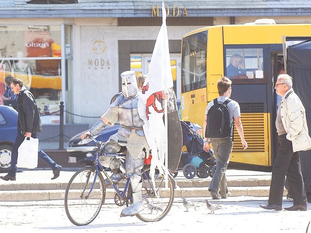 Wczoraj na spotkanie z koszalinianami i wspólny spacer po mieście książę Bogusław II (w tej roli dokumentalista Lech Fabiańczyk) przyjechał na dwukołowym rumaku. 