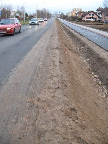 Kierowcy boją się miękkiego pobocza i głębokiego rowu przy remontowanej Popiełuszki