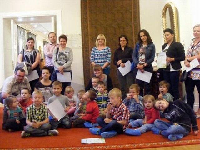 Dzieci i ich rodzice zwiedzali muzeum imienia Kazimierza Pułaskiego na zakończenie cyklu zajęć w Poradni Psychologiczno &#8211; Pedagogicznej. 