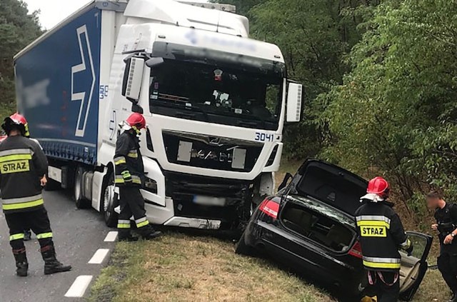 Do wypadku doszło w poniedziałek, 27 sierpnia, na drodze koło Leśniowa Wielkiego pod Zieloną Górą. Ciężarówka zderzyła się z audi. Kierowca audi jest kompletnie pijany. Wydmuchał ponad trzy promile alkoholu.Audi jechało w kierunku Zielonej Góry. Nagle kierowca zjechał na przeciwległy pas ruchu i czołowo zderzył się z jadącą z naprzeciwka ciężarówką. Kierowca ciężarówki robił co mógł, żeby uniknąć zderzenia, ale nie miał na to szans. Na miejsce przyjechały służby ratunkowe. Okazało się, że kierowca audi jest kompletnie pijany. 30-latek wydmuchał ponad trzy promile alkoholu. – Został zabrany do szpitala na badania – mówi podinsp. Małgorzata Stanisławska, rzeczniczka zielonogórskiej policji.Droga została zablokowana. Zobacz też: 11 OSÓB UTONĘŁO W CZASIE WAKACJI W LUBUSKIEM. TO PRAWIE TRZY RAZY WIĘCEJ NIŻ PRZED ROKIEM