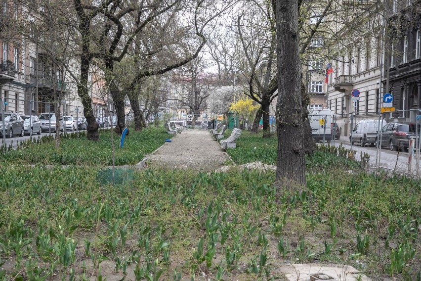 Plac Biskupi czeka na dokończenie przebudowy. W maju ma...