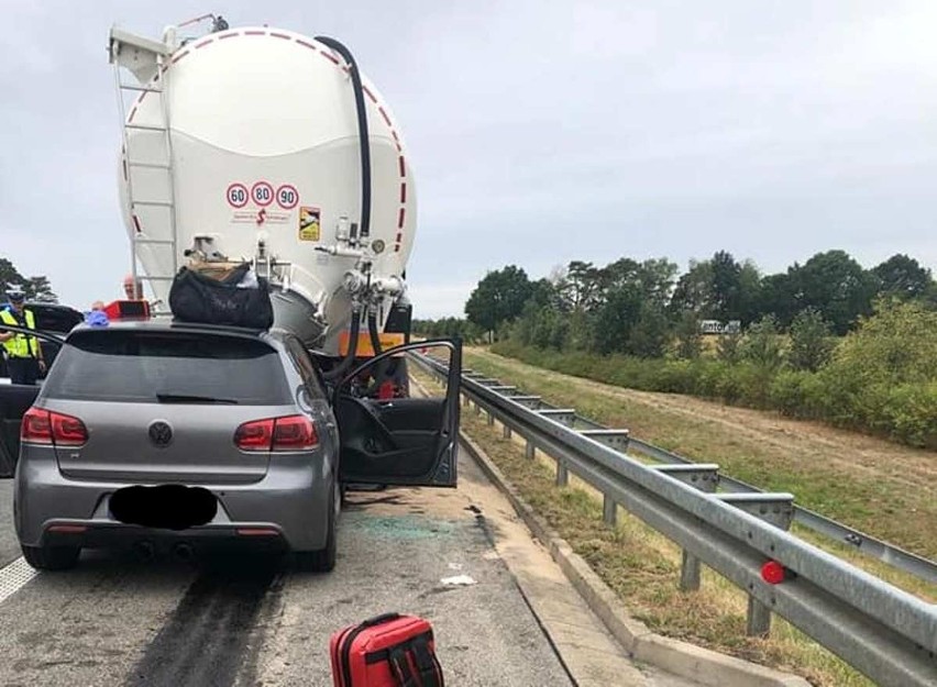 Auto osobowe uderzyło w tył cysterny